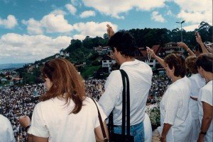 Missionários na Praça do Papa, rezando o terço - 11/02/199