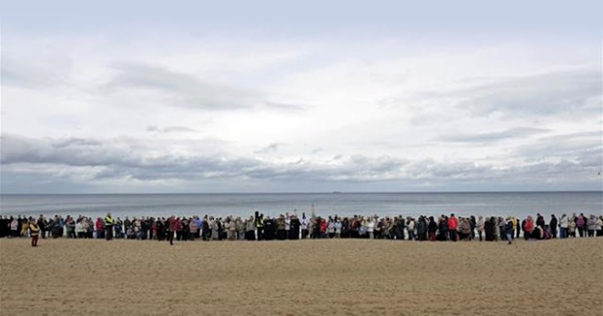 Católicos da Polônia cercam as fronteiras do país para rezar o rosário