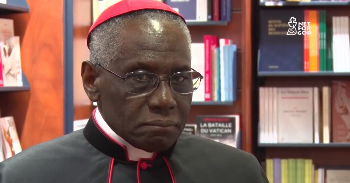 Cardeal Sarah publicamente refutado pelo Papa Francisco sobre mudanças na Liturgia